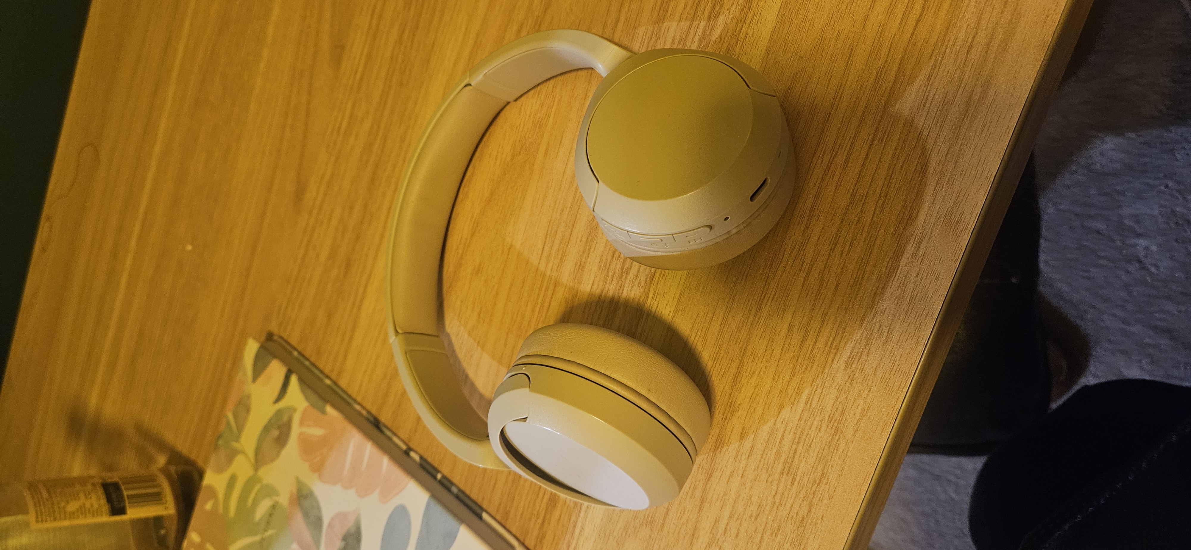 Sony wireless headphones – yellow/cream, good nick