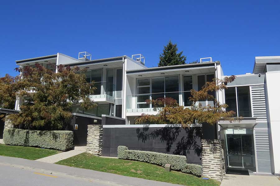P & P Queenstown logo