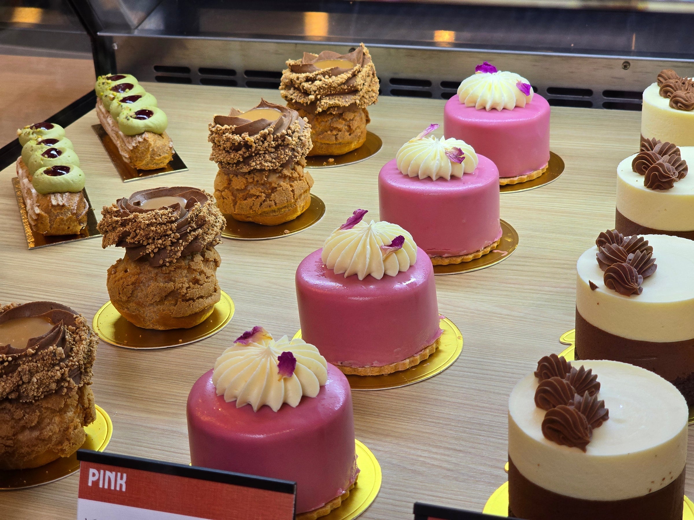 Dhi Ferrari Cakes logo