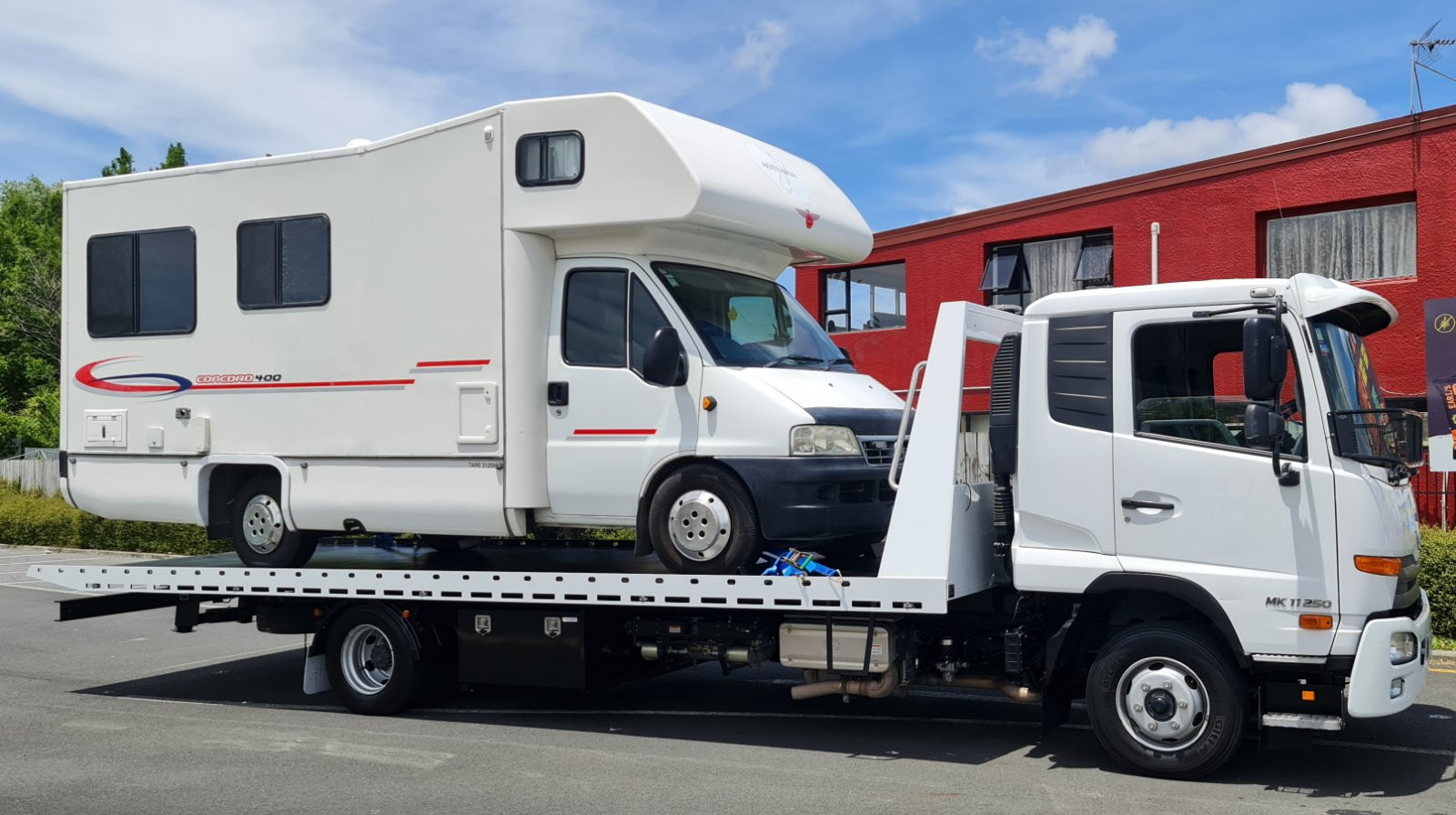 Urgent Towing logo